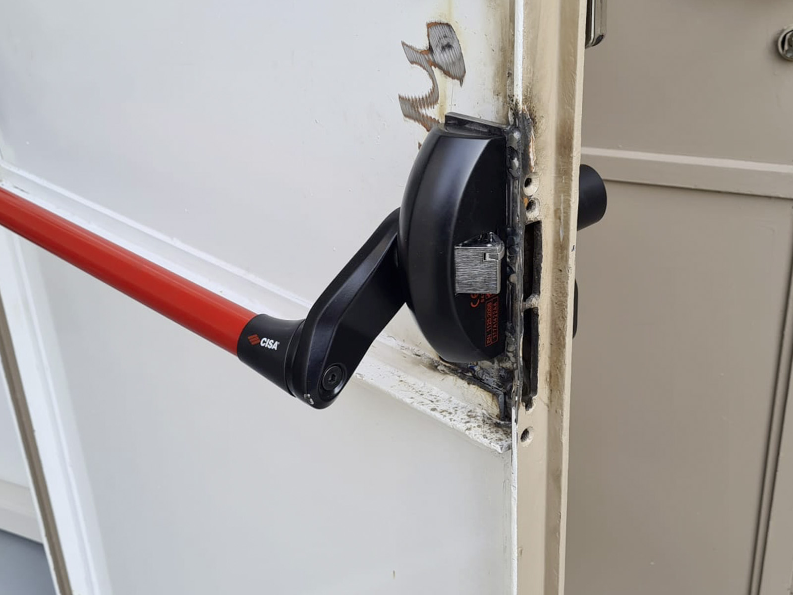 Installazione maniglione antipanico Cisa su porta in ferro - LR Serrature