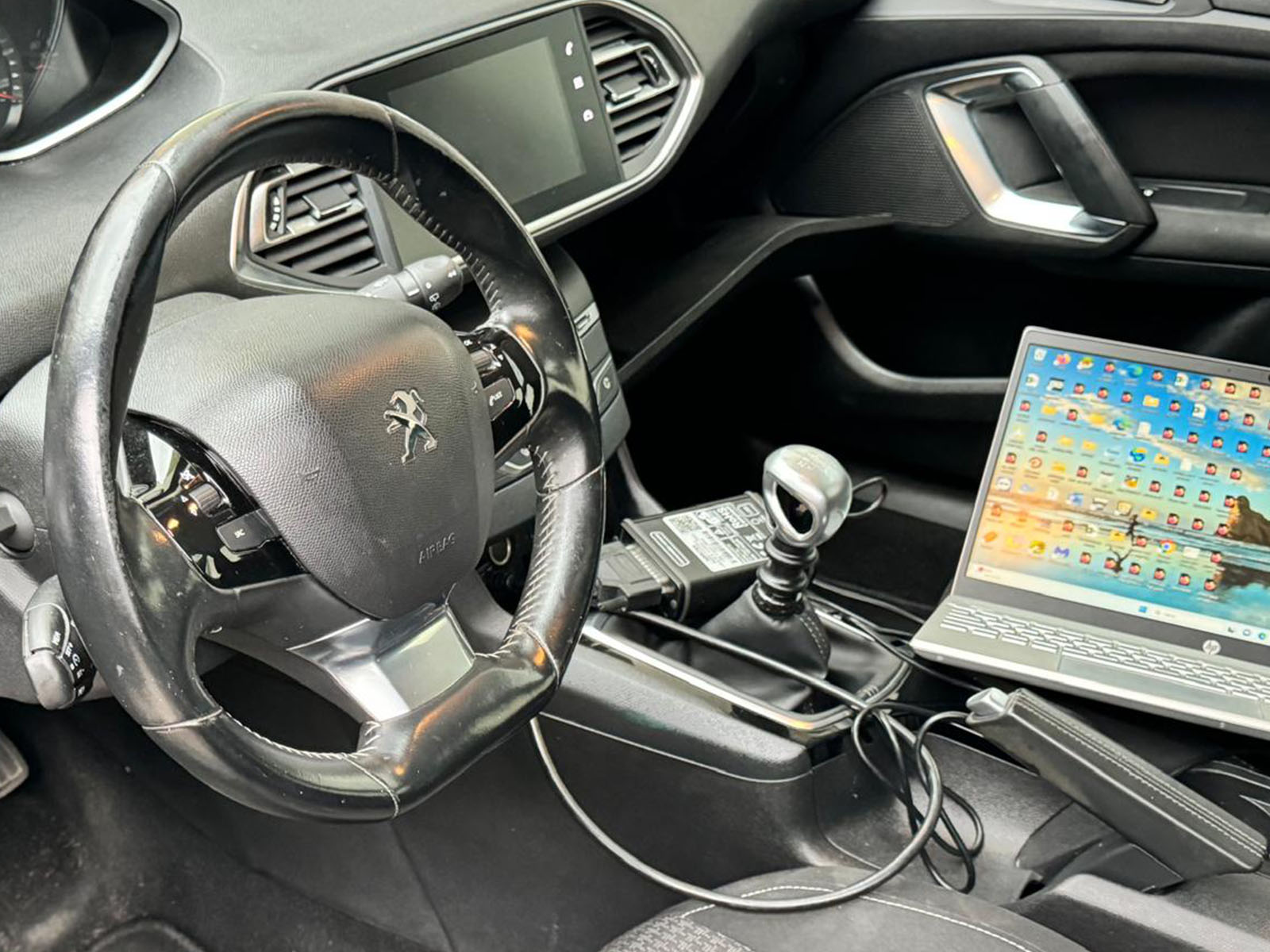 Chiave Elettronica Programmabile Per Peugeot 3 Pulsanti Con Faro – Compatibile Con 2008, 3008, 208, 308, 5008, 508, Expert, RCZ – 434MHz – Telecomando Vergine Senza Logo